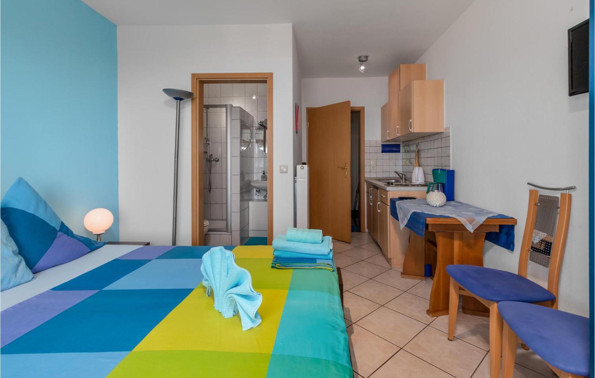 1 Bedroom Cozy Apartment In 크리크베니카 외부 사진