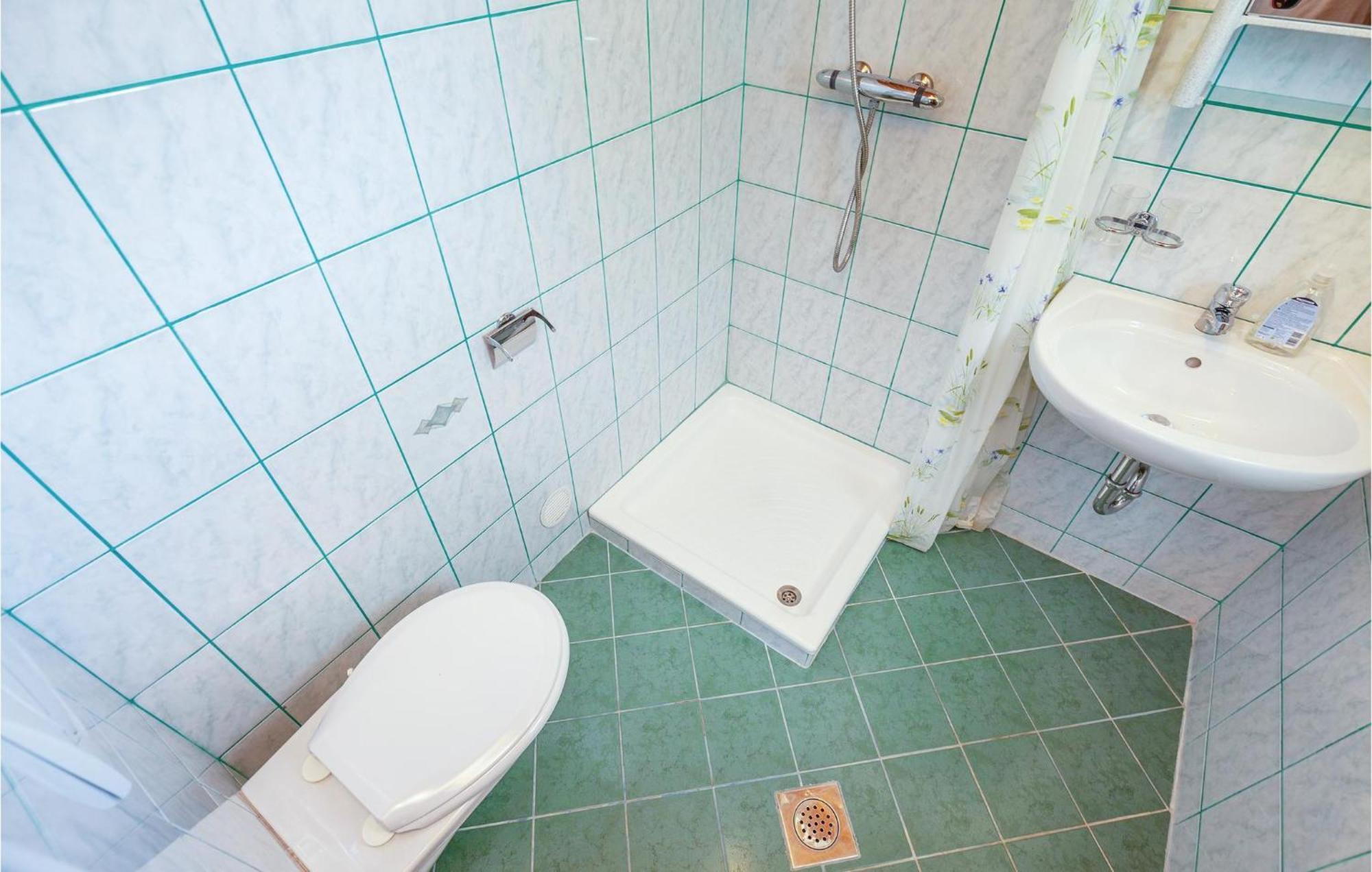 1 Bedroom Cozy Apartment In 크리크베니카 외부 사진