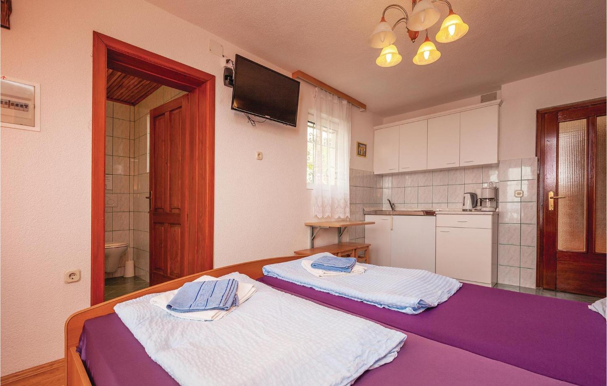 1 Bedroom Cozy Apartment In 크리크베니카 외부 사진