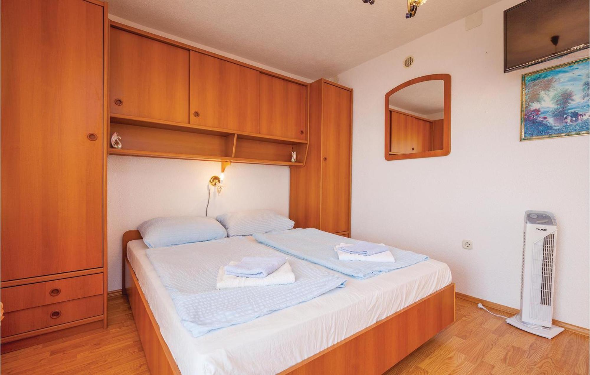1 Bedroom Cozy Apartment In 크리크베니카 외부 사진