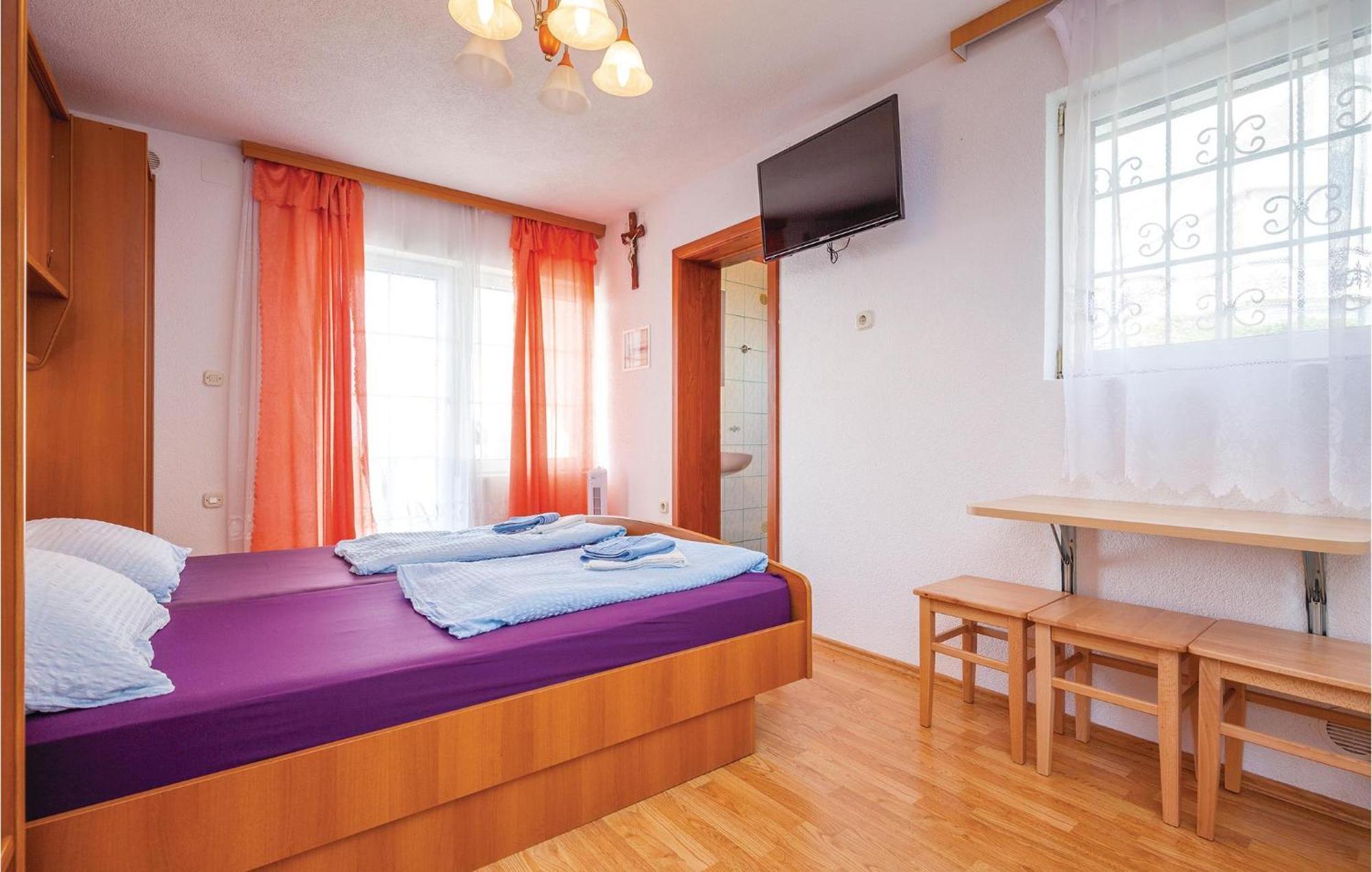 1 Bedroom Cozy Apartment In 크리크베니카 외부 사진