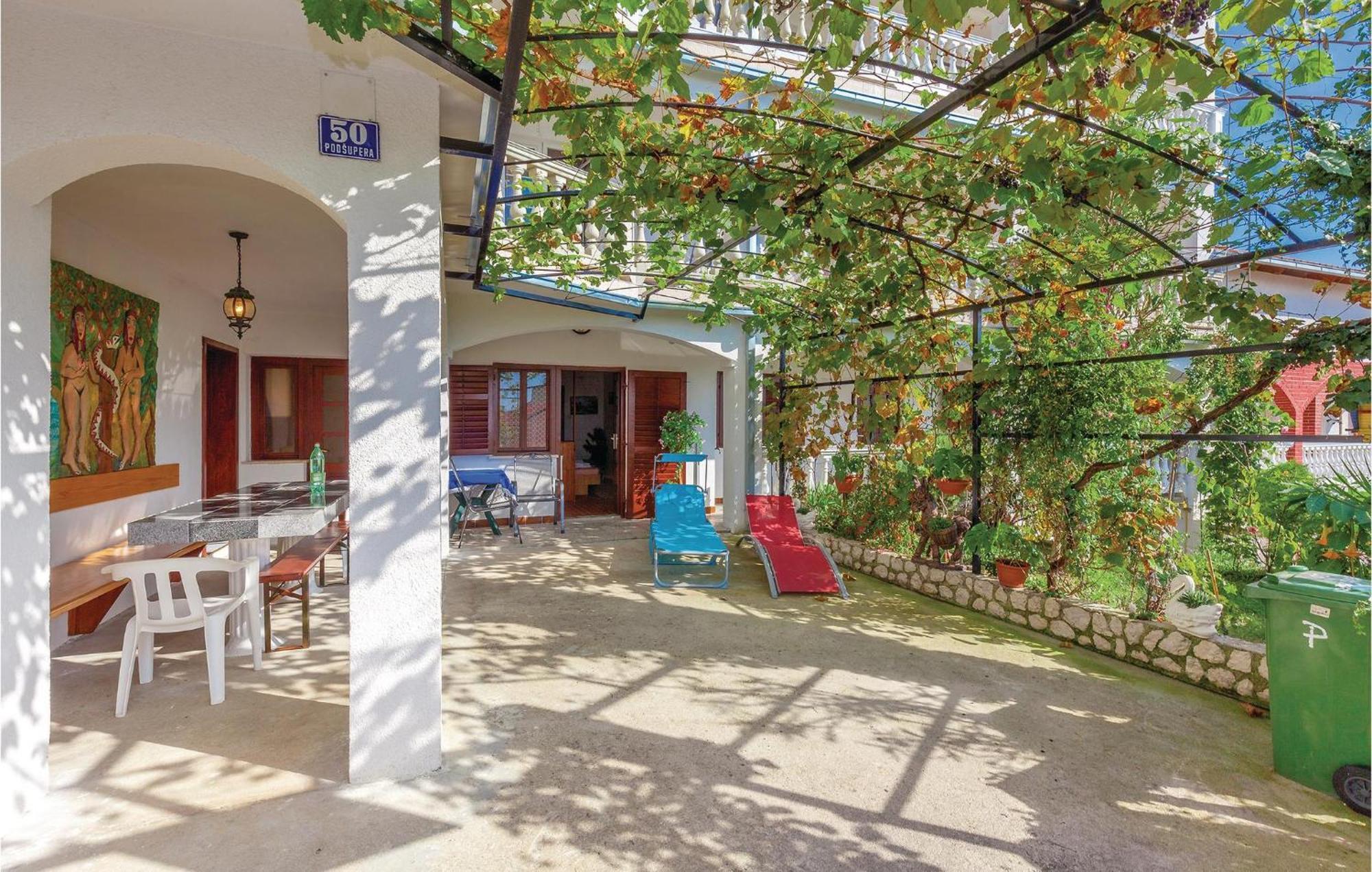 1 Bedroom Cozy Apartment In 크리크베니카 외부 사진