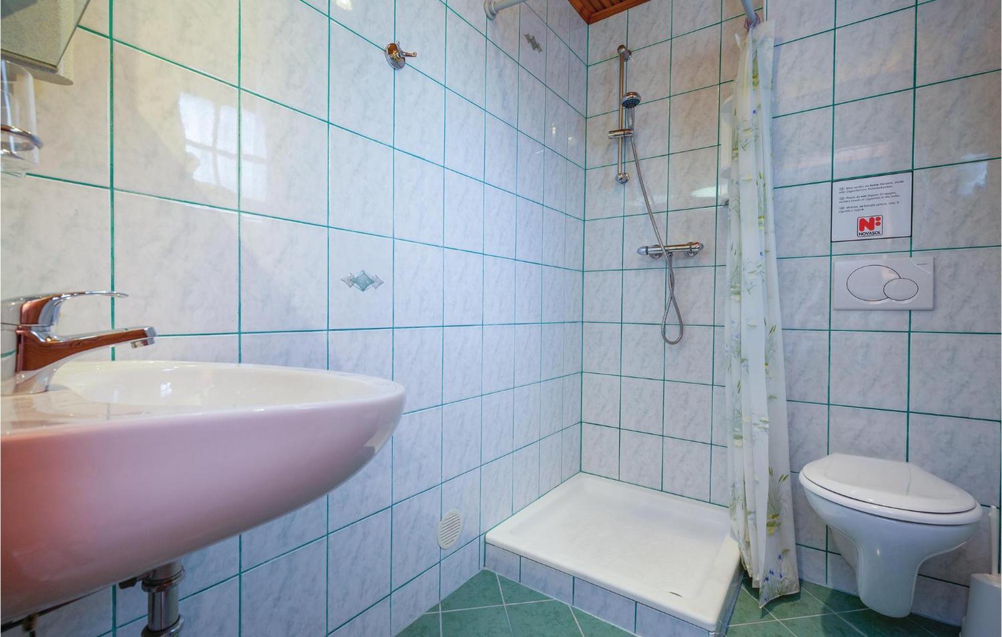 1 Bedroom Cozy Apartment In 크리크베니카 외부 사진