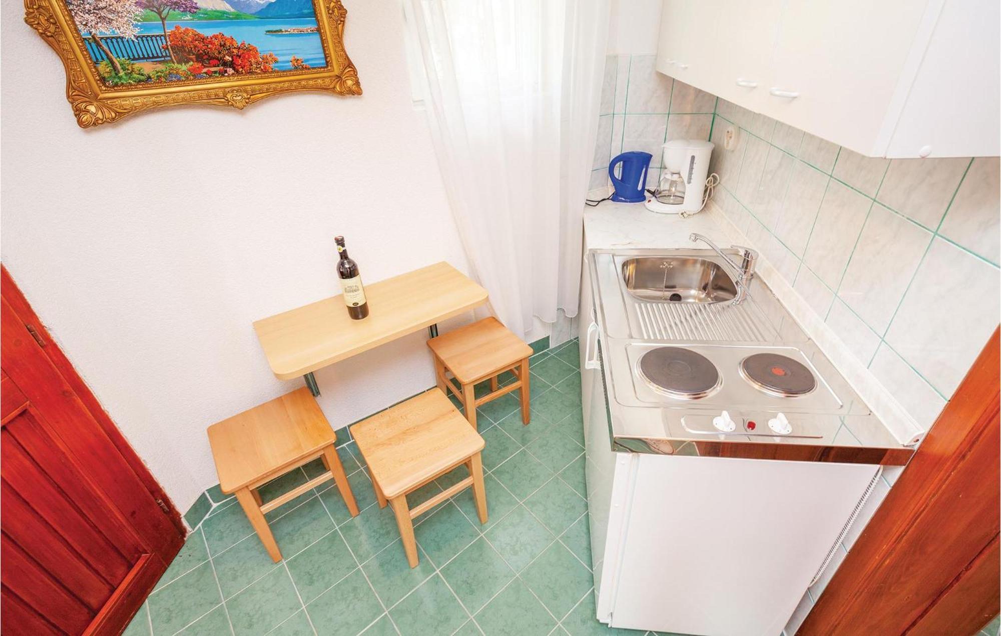 1 Bedroom Cozy Apartment In 크리크베니카 외부 사진