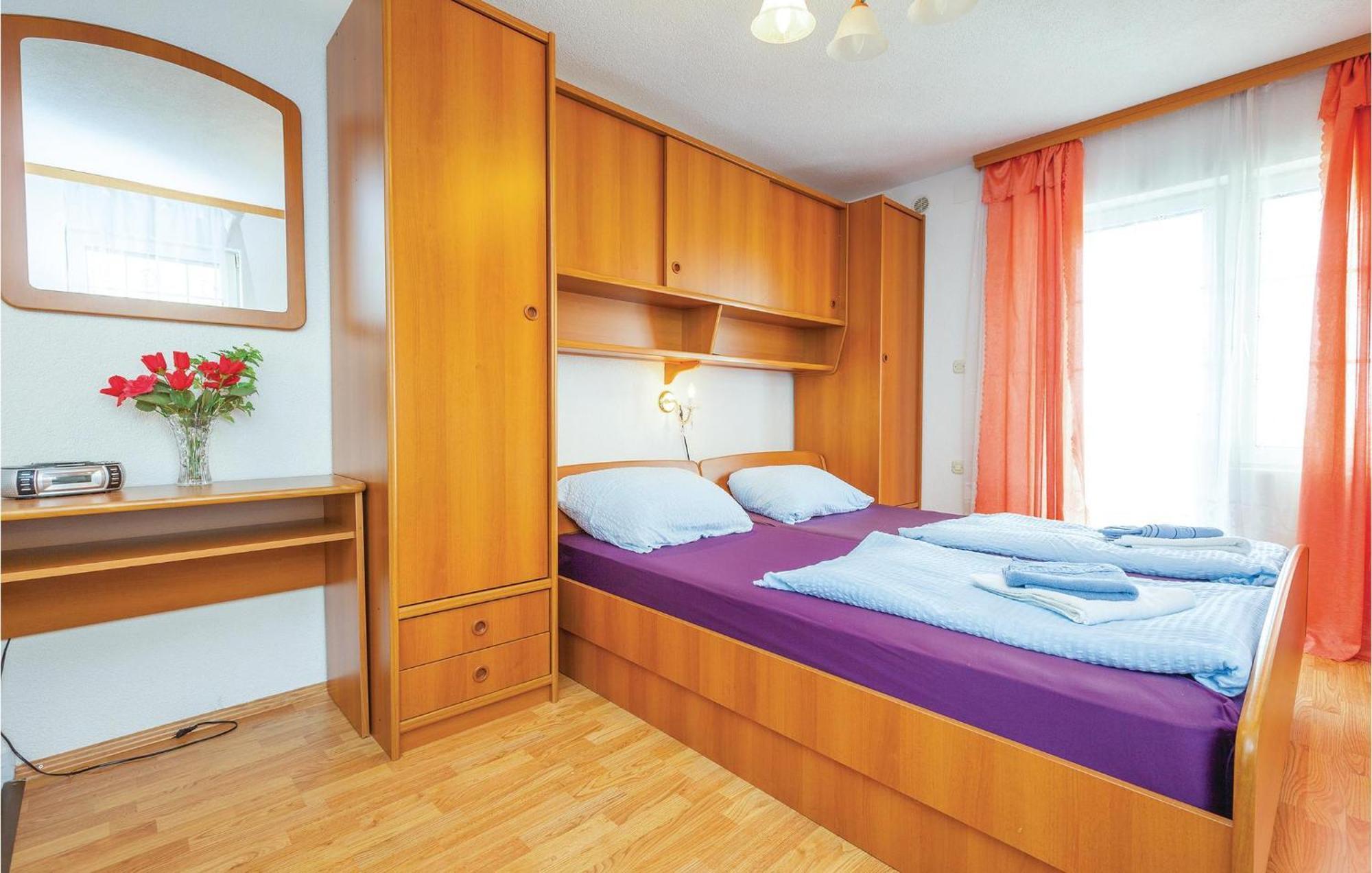 1 Bedroom Cozy Apartment In 크리크베니카 외부 사진