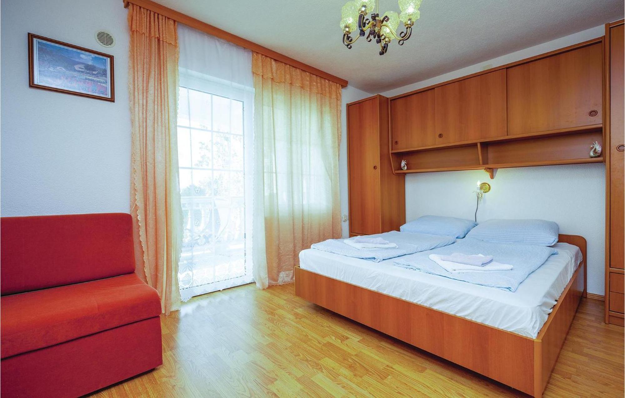 1 Bedroom Cozy Apartment In 크리크베니카 외부 사진