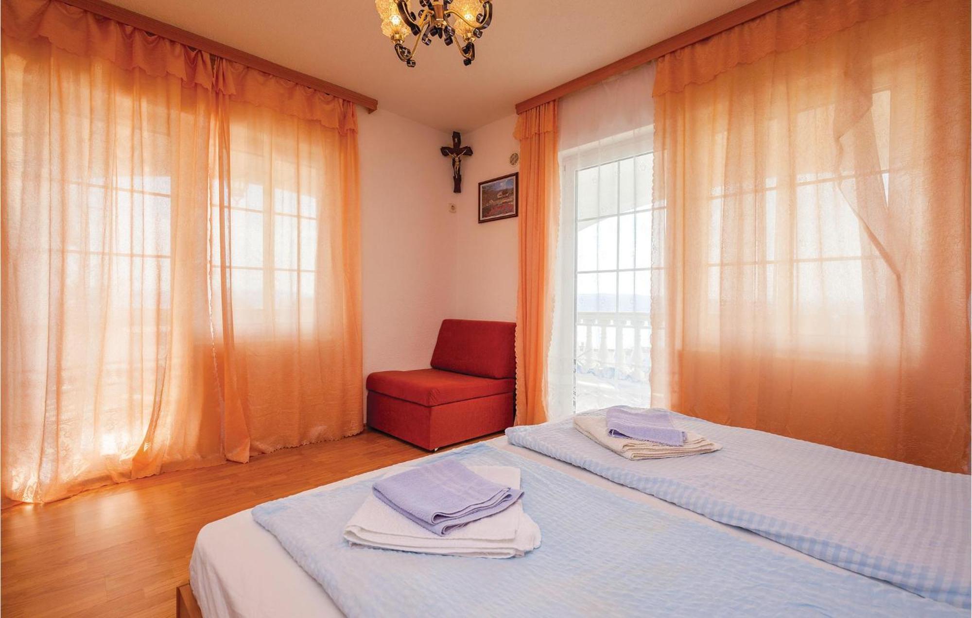 1 Bedroom Cozy Apartment In 크리크베니카 외부 사진