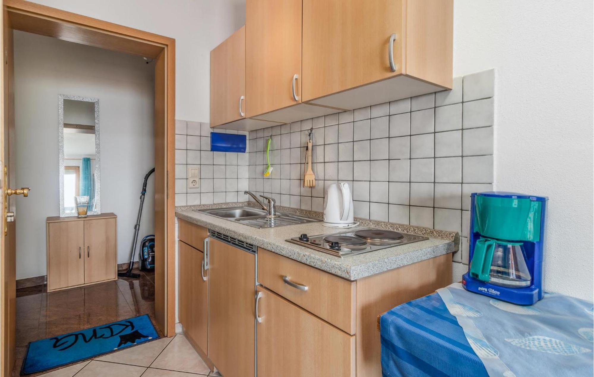 1 Bedroom Cozy Apartment In 크리크베니카 외부 사진