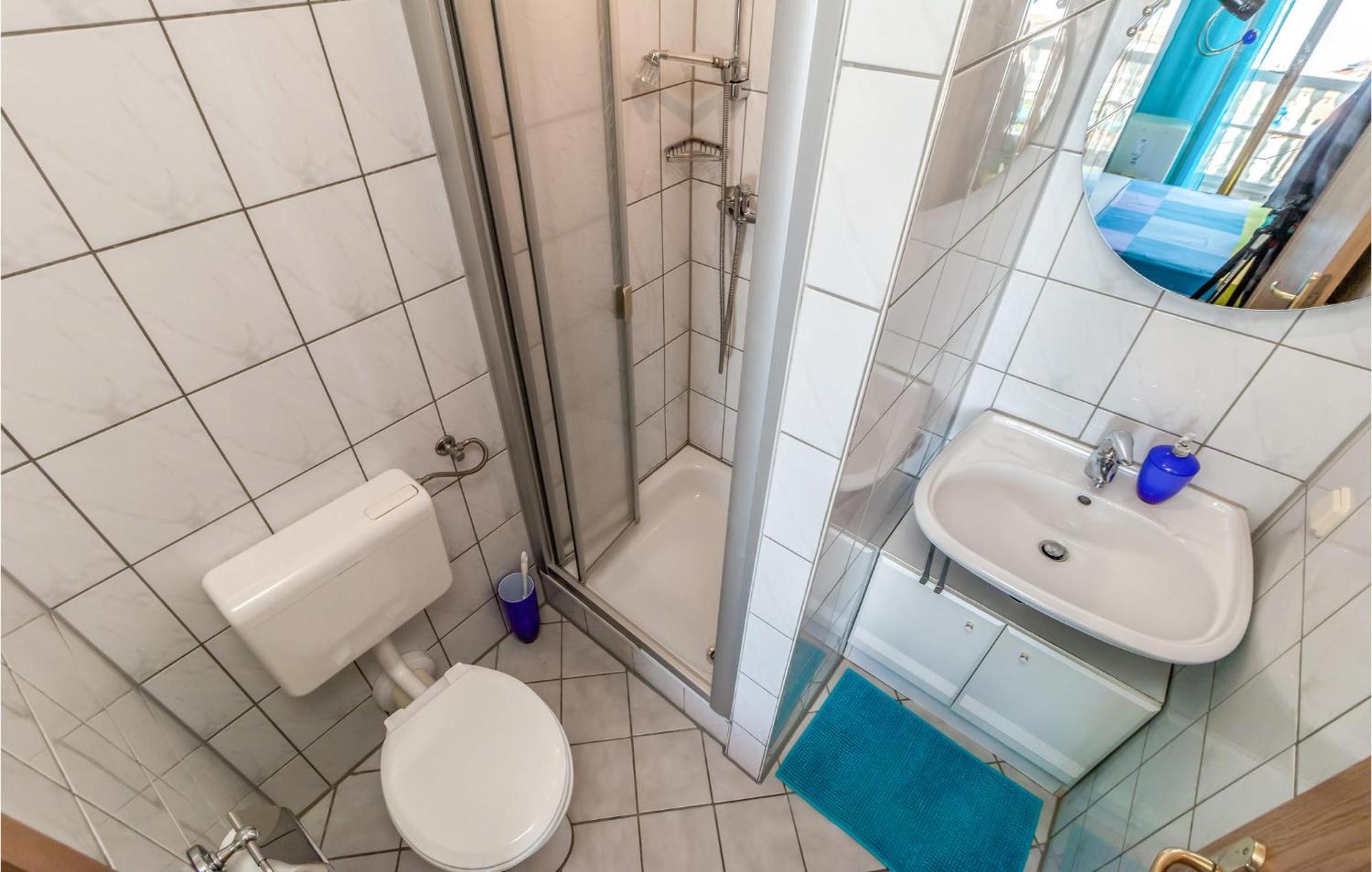 1 Bedroom Cozy Apartment In 크리크베니카 외부 사진