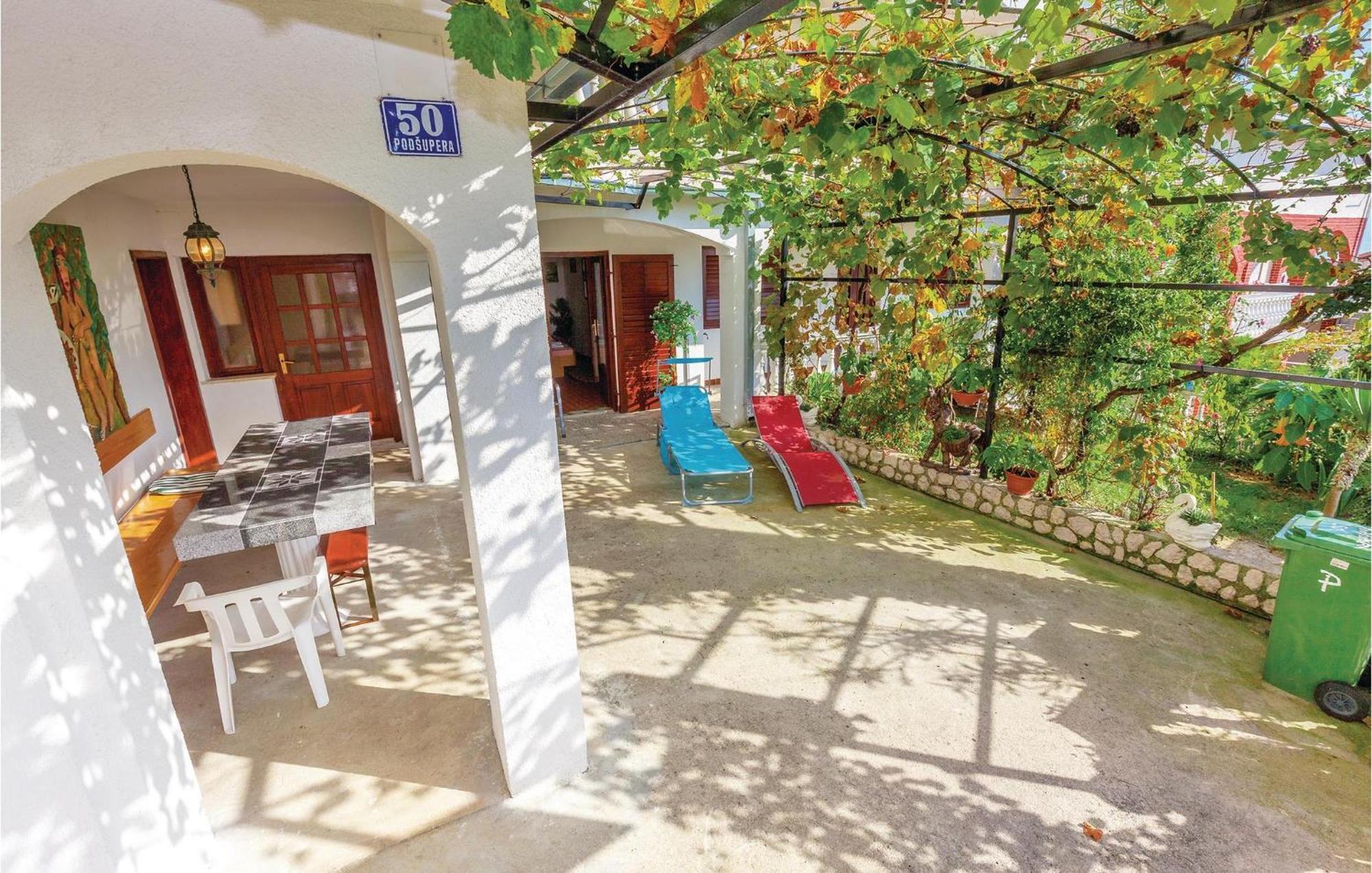 1 Bedroom Cozy Apartment In 크리크베니카 외부 사진